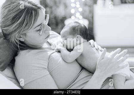 Portait einer Mutter mit ihrem einwöchigen neugeborenen Baby Stockfoto