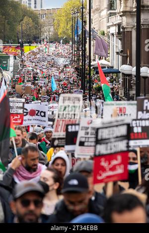 Menschenmassen in Piccadilly bei einem Protest gegen das freie Palästina in London nach der Eskalation des Konflikts in Israel und Gaza Stockfoto