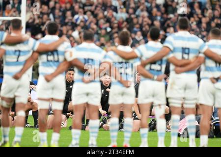 Neuseeländische Spieler führen das Haka vor dem Halbfinalspiel der Rugby-Weltmeisterschaft 2023 zwischen Argentinien und Neuseeland am 20. Oktober 2023 im Stade de France in Saint-Denis, Frankreich, auf. Quelle: FAR EAST PRESS/AFLO/Alamy Live News Stockfoto