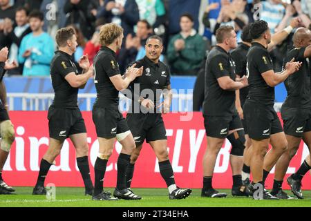 Neuseeländische Spieler feiern, nachdem sie am 20. Oktober 2023 im Stade de France in Saint-Denis das Halbfinalspiel der Rugby-Weltmeisterschaft 2023 gewonnen haben. Quelle: FAR EAST PRESS/AFLO/Alamy Live News Stockfoto