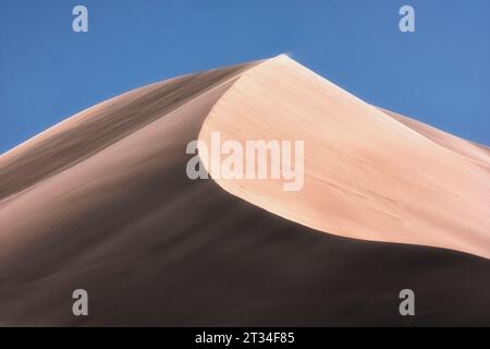 Wunderschöne Sanddüne, singende Düne im Altyn Emel Naturpark im Herbst Stockfoto