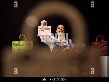 London, Großbritannien. Oktober 2023. Eine Hermes Rose Sakura SWIFT Leder Birkin 25 mit Palladium Hardware, ca. 2023, geschätzte £20.000-30.000 Bonhams Designer Handtaschen und Fashion Sale. Der Verkauf umfasst 338 Lose und findet am Mittwoch, den 25. Oktober statt. Der Verkauf umfasst Entwürfe von Hermes, Christian Dior, Gucci, Dolce und Gabbana und Chanel und vielen anderen. Quelle: Karl Black/Alamy Live News Stockfoto