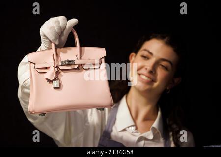 London, Großbritannien. Oktober 2023. Eine Hermes Rose Sakura SWIFT Leder Birkin 25 mit Palladium Hardware, ca. 2023, geschätzte £20.000-30.000 Bonhams Designer Handtaschen und Fashion Sale. Der Verkauf umfasst 338 Lose und findet am Mittwoch, den 25. Oktober statt. Der Verkauf umfasst Entwürfe von Hermes, Christian Dior, Gucci, Dolce und Gabbana und Chanel und vielen anderen. Quelle: Karl Black/Alamy Live News Stockfoto