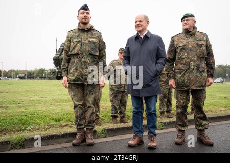 Bundeskanzler bei der Faehigkeitsdemonstration der Territorialen Verfuegungsgruppe des BMVg in Köln-Wahn Bundeskanzler Olaf Scholz SPD zu Besuch in Köln Wahn zur dynamischen und statischen Stationen mit Angehoerige der Bundeswehr, der Bundespolizei, des Bundesamtes für Bevoelkerungsschutz und Katastrophenhilfe BBK sowie der US-Streitkraefte, die zivilmilitaerische Zusammenarbeit und den Host Nation Support in verschiedenen Lageeinspielungen realitätsnah darstellen werden, Köln, 23.10.2023 Köln Köln Deutschland *** Bundeskanzler bei der Fähigkeitsnachweis der territorialen Dispositionen Stockfoto