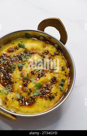 Beliebte Speisen: Gelbes Dal Tadka oder Linsencurry. Gesunde nahrhafte indische Komfortspeise Dal Chawal. Proteinreiches Superfood. Kopierbereich. Pili Dal. Stockfoto