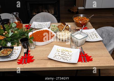 Ein Tisch vor dem Weihnachtsessen mit vielen traditionellen polnischen Gerichten. Stockfoto