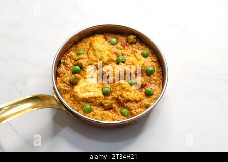 Berühmtes indisches Currygericht Paneer matar Masala. Vegetarisches nordindisches Gericht, bestehend aus Erbsen und Paneer in einer Tomatensoße. Stockfoto