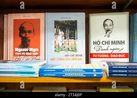 Bücher über den vietnamesischen kommunistischen Revolutionshelden und ehemaligen Präsidenten Ho Chi Minh zum Verkauf im staatlichen Trang Tien Bookshop in Hanoi, Vietnam. Stockfoto