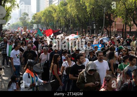 Mexiko, Mexiko. Oktober 2023. Tausende von Demonstranten nehmen an dem marsch Teil, der am Engel der Unabhängigkeit begann und am Revolutionsdenkmal endete. Pro-palästinensische Aktivisten veranstalteten friedliche Proteste in ganz Mexiko-Stadt. An diesem marsch nahmen mehrere tausend Demonstranten Teil, die durch die Straßen von Mexiko-Stadt marschierten. Quelle: SOPA Images Limited/Alamy Live News Stockfoto