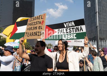 Mexiko, Mexiko. Oktober 2023. Die Demonstranten halten während der Demonstration Plakate. Pro-palästinensische Aktivisten veranstalteten friedliche Proteste in ganz Mexiko-Stadt. An diesem marsch nahmen mehrere tausend Demonstranten Teil, die durch die Straßen von Mexiko-Stadt marschierten. Quelle: SOPA Images Limited/Alamy Live News Stockfoto