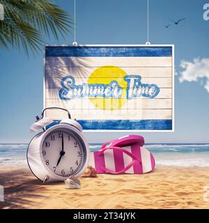 Altes hölzernes Sommerzeitschild und großer Wecker am Strand, Sommer- und Urlaubskonzept Stockfoto