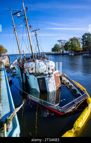 Wieck, Deutschland. Oktober 2023. Der ehemalige Fischschneider Nordland III, erbaut 1944, liegt nach der Sturmflut an der Ostseeküste teilweise vor dem Stauwerk versunken. Die Schäden sind entlang der Ostseeküste dokumentiert und erste Reparaturen und Wiederaufbauarbeiten sind im Gange. Quelle: Jens Büttner/dpa/Alamy Live News Stockfoto