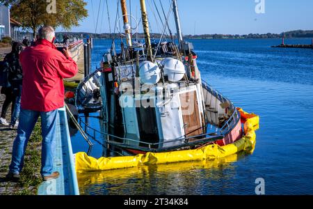 Wieck, Deutschland. Oktober 2023. Der ehemalige Fischschneider Nordland III, erbaut 1944, liegt nach der Sturmflut an der Ostseeküste teilweise vor dem Stauwerk versunken. Die Schäden werden entlang der Ostseeküste dokumentiert und erste Reparaturen und Wiederaufbauarbeiten sind im Gange. Quelle: Jens Büttner/dpa/Alamy Live News Stockfoto