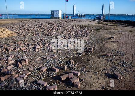 Stahlbrode, Deutschland. Oktober 2023. Die Straße zur Fähre im Hafen wird nach der Sturmflut beschädigt und der Fährverkehr vom Festland zur Insel Rügen wird eingestellt. Entlang der Ostseeküste werden die Schäden dokumentiert und erste Reparaturen und Wiederaufbauarbeiten sind im Gange. Quelle: Jens Büttner/dpa/Alamy Live News Stockfoto