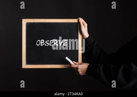 Ein Tafelschild mit dem Wort Beobachten auf der Tafeltafel mit dem Wort Beobachten auf der Tafeltafel Credit: Imago/Alamy Live News Stockfoto