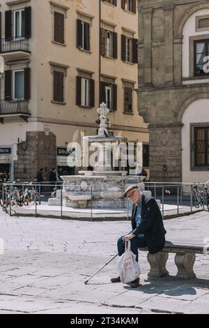 Alter italiener auf der Bank Stockfoto