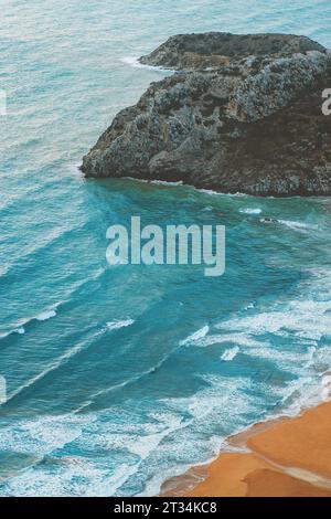 Meerblick aus der Vogelperspektive in Griechenland Tsambika Strandlandschaft Natur der Insel Rhodos schöne Reiseziele Sommersaison türkisfarbenes Wasser Stockfoto