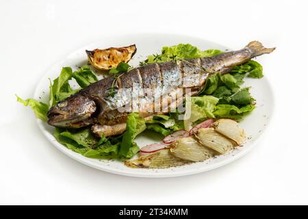 Gegrillter Fisch mit Gemüse auf weißem Hintergrund Stockfoto