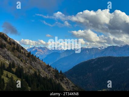 Wetter-Feature auf dem Wanderweg von Haldensee nach Edenalpe, Graener Oedenalpe, Skiarena Nesselwaengle mit Blick auf die Zugspitze am 22. Oktober 2023 in Haldensee, Tirol, Österreich. Quelle: Imago/Alamy Live News Stockfoto