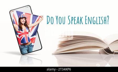 App zum Englischlernen, glückliche Schülerin auf dem Smartphone und offenes Lehrbuch, Online-Konzept zum Erlernen von Sprachen Stockfoto