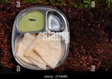 Ghavne and Chutney oder Neer Dosa ist ein beliebtes Frühstücksgericht aus der Konkani- oder südindischen Küche. Ghavne ist ein dünner und delikater Reiskrepesee Stockfoto