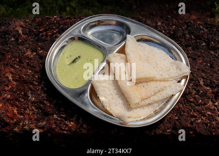 Ghavne and Chutney oder Neer Dosa ist ein beliebtes Frühstücksgericht aus der Konkani- oder südindischen Küche. Ghavne ist ein dünner und delikater Reiskrepesee Stockfoto