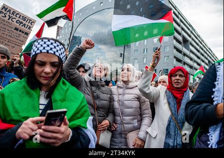 Rotterdam, Niederlande. Oktober 2023. Palästinensische Demonstranten skandieren während der Demonstration Slogans. Palästinenser und ihre Unterstützer protestieren immer wieder, um die Regierung Israels zu verurteilen und Solidarität mit dem palästinensischen Volk zum Ausdruck zu bringen. Rund 5.000 Demonstranten versammelten sich in Trauer, Wut und Solidarität wegen der jüngsten Eskalation des israelisch-palästinensischen Konflikts und der beunruhigenden Ereignisse in Gaza. (Foto: Ana Fernandez/SOPA Images/SIPA USA) Credit: SIPA USA/Alamy Live News Stockfoto