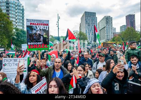 Rotterdam, Niederlande. Oktober 2023. Demonstranten nehmen an der Demonstration Teil. Palästinenser und ihre Unterstützer protestieren immer wieder, um die Regierung Israels zu verurteilen und Solidarität mit dem palästinensischen Volk zum Ausdruck zu bringen. Rund 5.000 Demonstranten versammelten sich in Trauer, Wut und Solidarität wegen der jüngsten Eskalation des israelisch-palästinensischen Konflikts und der beunruhigenden Ereignisse in Gaza. (Foto: Ana Fernandez/SOPA Images/SIPA USA) Credit: SIPA USA/Alamy Live News Stockfoto