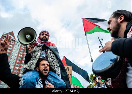 Rotterdam, Niederlande. Oktober 2023. Palästinensische Demonstranten nehmen an der Demonstration Teil. Palästinenser und ihre Unterstützer protestieren immer wieder, um die Regierung Israels zu verurteilen und Solidarität mit dem palästinensischen Volk zum Ausdruck zu bringen. Rund 5.000 Demonstranten versammelten sich in Trauer, Wut und Solidarität wegen der jüngsten Eskalation des israelisch-palästinensischen Konflikts und der beunruhigenden Ereignisse in Gaza. Quelle: SOPA Images Limited/Alamy Live News Stockfoto