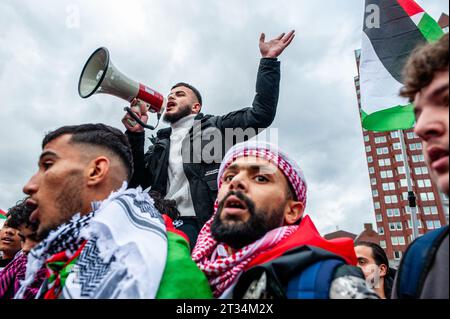 Rotterdam, Niederlande. Oktober 2023. Palästinensische Demonstranten skandieren während der Demonstration Slogans. Palästinenser und ihre Unterstützer protestieren immer wieder, um die Regierung Israels zu verurteilen und Solidarität mit dem palästinensischen Volk zum Ausdruck zu bringen. Rund 5.000 Demonstranten versammelten sich in Trauer, Wut und Solidarität wegen der jüngsten Eskalation des israelisch-palästinensischen Konflikts und der beunruhigenden Ereignisse in Gaza. Quelle: SOPA Images Limited/Alamy Live News Stockfoto