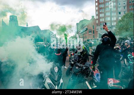 Rotterdam, Niederlande. Oktober 2023. Palästinensische Biker nehmen an der Demonstration Teil. Palästinenser und ihre Unterstützer protestieren immer wieder, um die Regierung Israels zu verurteilen und Solidarität mit dem palästinensischen Volk zum Ausdruck zu bringen. Rund 5.000 Demonstranten versammelten sich in Trauer, Wut und Solidarität wegen der jüngsten Eskalation des israelisch-palästinensischen Konflikts und der beunruhigenden Ereignisse in Gaza. (Foto: Ana Fernandez/SOPA Images/SIPA USA) Credit: SIPA USA/Alamy Live News Stockfoto