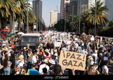 Mexiko, Mexiko. Oktober 2023. Tausende von Demonstranten nehmen an dem marsch Teil, der am Engel der Unabhängigkeit begann und am Revolutionsdenkmal endete. Pro-palästinensische Aktivisten veranstalteten friedliche Proteste in ganz Mexiko-Stadt. An diesem marsch nahmen mehrere tausend Demonstranten Teil, die durch die Straßen von Mexiko-Stadt marschierten. (Foto: Lexie Harrison-cripps/SOPA Images/SIPA USA) Credit: SIPA USA/Alamy Live News Stockfoto