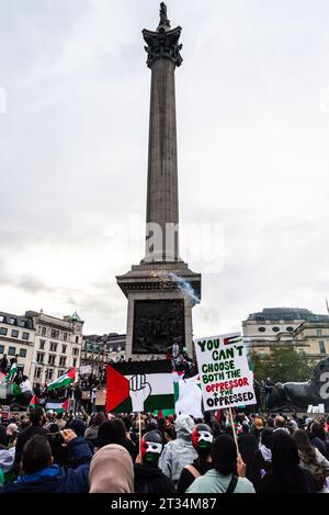 Demonstranten feuern ein Feuerwerk auf dem Trafalgar Square bei einem Protest gegen das freie Palästina in London nach der Eskalation des Konflikts in Israel und Gaza Stockfoto