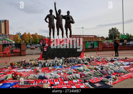 Blumen an der Trinity Statue als Fans zollen dem verstorbenen Sir Bobby Charlton außerhalb von Old Trafford, Manchester, Großbritannien, 23. Oktober 2023 (Foto: Conor Molloy/News Images) Stockfoto