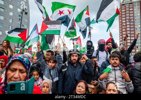 Rotterdam, Niederlande. Oktober 2023. Palästinensische Menschen halten Fahnen, während sie während der Demonstration Reden lauschen. Palästinenser und ihre Unterstützer protestieren immer wieder, um die Regierung Israels zu verurteilen und Solidarität mit dem palästinensischen Volk zum Ausdruck zu bringen. Rund 5.000 Demonstranten versammelten sich in Trauer, Wut und Solidarität wegen der jüngsten Eskalation des israelisch-palästinensischen Konflikts und der beunruhigenden Ereignisse in Gaza. (Foto: Ana Fernandez/SOPA Images/SIPA USA) Credit: SIPA USA/Alamy Live News Stockfoto