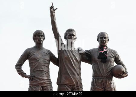 Die Trinity-Statue als Fans zollen dem verstorbenen Sir Bobby Charlton außerhalb von Old Trafford, Manchester, Vereinigtes Königreich, 23. Oktober 2023 (Foto: Conor Molloy/News Images) Stockfoto