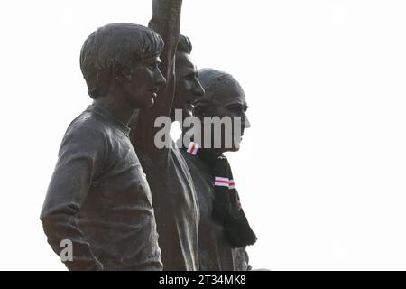 Die Trinity-Statue als Fans zollen dem verstorbenen Sir Bobby Charlton außerhalb von Old Trafford, Manchester, Vereinigtes Königreich, 23. Oktober 2023 (Foto: Conor Molloy/News Images) Stockfoto