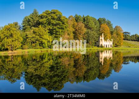 Ruhe im Painshill Park in Surrey, England Stockfoto