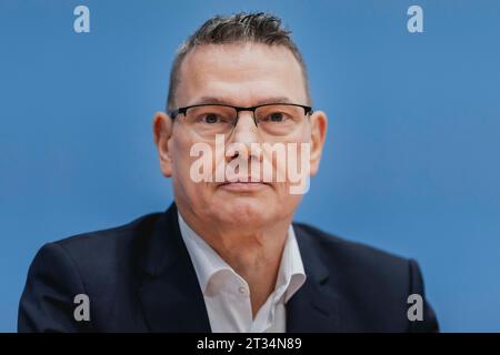 Berlin, Deutschland. Oktober 2023. Ralph Suikat, Unternehmer, gründete auf einer Pressekonferenz den Verein "Buendnis Sahra Wagenknecht - for Reason and Justice", um eine neue Party vorzubereiten. Berlin, 23. Oktober 2023. Quelle: dpa/Alamy Live News Stockfoto