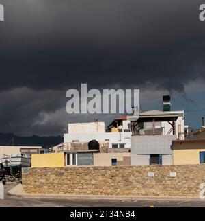 Ireopetra im Süden Kretas, Griechenland. 28.09.2023. Sturmwolken sammeln sich über der Küstenstadt Irepetra an der Südküste Kretas. Stockfoto