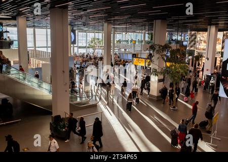 Amsterdam, Niederlande - 22. Oktober 2023: Menschen am Flughafen Amsterdam Schiphol. Stockfoto