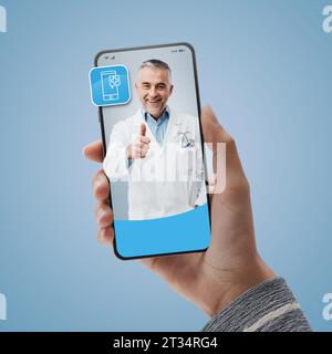 Online-Medizinischer Dienst und Telemedizin: Arzt gibt Ratschläge auf dem Smartphone-Bildschirm Stockfoto