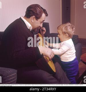 Cornelis Vreeswijk. Schwedischer Sänger, Songwriter, Dichter und Schauspieler. Geboren am 8. august 1937 bis 12. november 1987. Cornelis Vreeswijk gilt als einer der einflussreichsten und erfolgreichsten Troubadours in Schweden. Zu Hause mit seinem Sohn Jack Vreeswijk 1965. Stockfoto