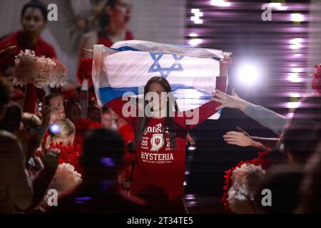 Bloomington, Usa. Oktober 2023. Die Indiana-Basketballspielerin Yarden Garzon wird während der Hoosier-Hysterie in der Simon Skjodt Assembly Hall in Bloomington vorgestellt. Quelle: SOPA Images Limited/Alamy Live News Stockfoto