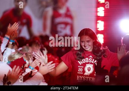 Bloomington, Usa. Oktober 2023. Die Indiana-Basketballspielerin Mackenzie Holmes wird während der Hoosier-Hysterie in der Simon Skjodt Assembly Hall in Bloomington vorgestellt. Quelle: SOPA Images Limited/Alamy Live News Stockfoto