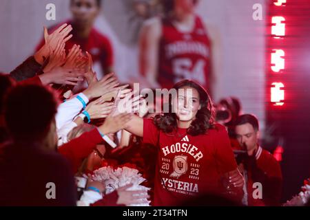 Bloomington, Usa. Oktober 2023. Die Indiana-Basketballspielerin Mackenzie Holmes wird während der Hoosier-Hysterie in der Simon Skjodt Assembly Hall in Bloomington vorgestellt. Quelle: SOPA Images Limited/Alamy Live News Stockfoto