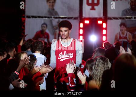 Bloomington, Usa. Oktober 2023. Der Indiana University Basketballspieler Kel’el Ware (1) wird während der Hoosier-Hysterie in der Simon Skjodt Assembly Hall in Bloomington vorgestellt. Quelle: SOPA Images Limited/Alamy Live News Stockfoto