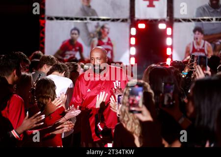 Bloomington, Usa. Oktober 2023. Mike Woodson, Basketballtrainer der Indiana University, wird während der Hoosier-Hysterie in der Simon Skjodt Assembly Hall in Bloomington vorgestellt. Quelle: SOPA Images Limited/Alamy Live News Stockfoto