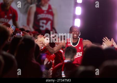 Bloomington, Usa. Oktober 2023. Anthony Walker (4), Basketballspieler der Indiana University, wird während der Hoosier-Hysterie in der Simon Skjodt Assembly Hall in Bloomington vorgestellt. Quelle: SOPA Images Limited/Alamy Live News Stockfoto