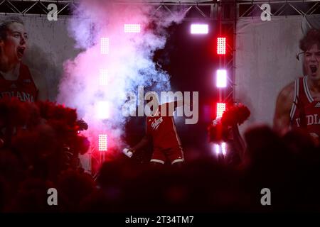 Bloomington, Usa. Oktober 2023. Der Indiana University Basketballspieler Payton Sparks (24) wird während der Hoosier-Hysterie in der Simon Skjodt Assembly Hall in Bloomington vorgestellt. Quelle: SOPA Images Limited/Alamy Live News Stockfoto